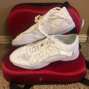 Cheer shoes